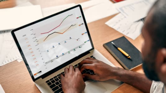 Laptop med grafer på skärmen